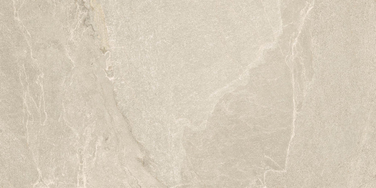 Detail van een beige leisteenlook vloertegel met matte afwerking.
