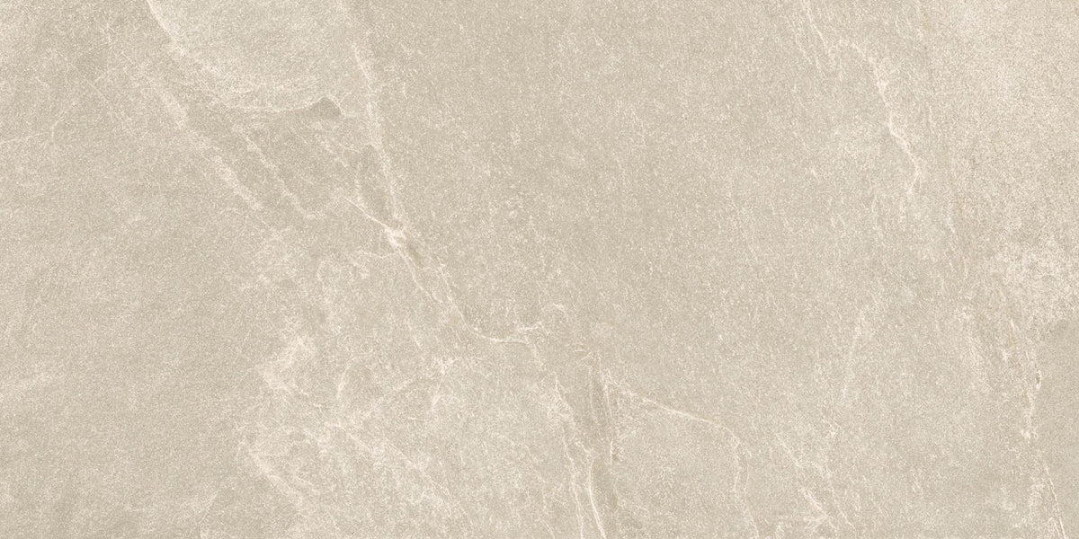 Beige leisteenlook vloertegel met fijne adering en lichte kleurverschillen.
