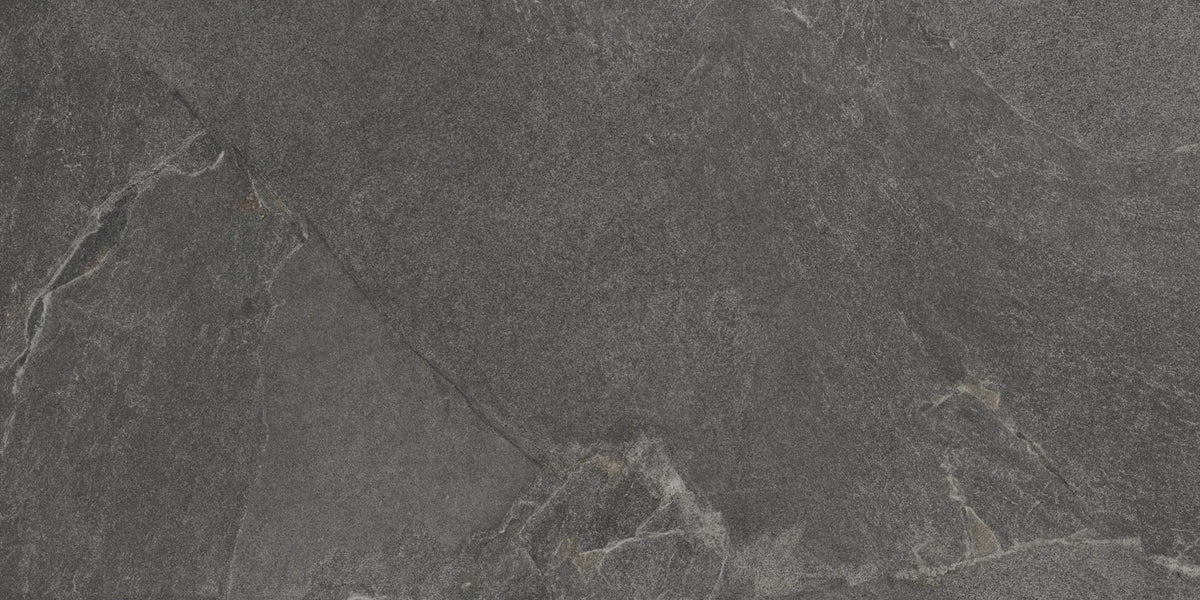 Detail van een antracietgrijze leisteenlook vloertegel met matte afwerking.