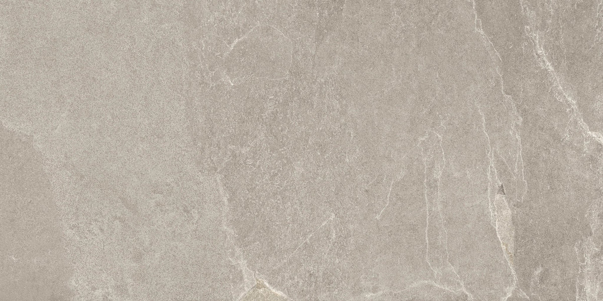 Detail van een taupe leisteenlook vloertegel met matte afwerking.