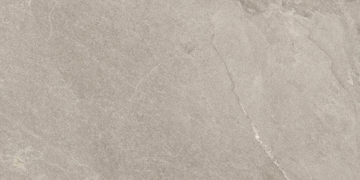 Taupe leisteenlook vloertegel met zachte overgangen tussen licht en donker.