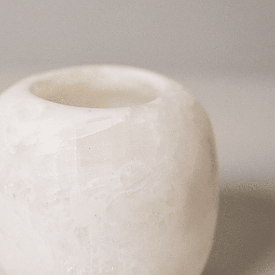 Close-up van de opening voor het waxinelichtje in crèmekleurig albast.