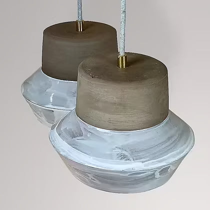 Een combinatie van ambachtelijk keramiek met een krachtige, geometrische vorm. De brede, afgeschuinde vorm geeft de lamp een eigentijdse uitstraling.