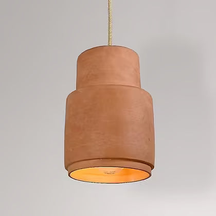 De handgemaakte hanglamp is uitgevoerd met cilindervormige lagen geven de lamp een rustige, evenwichtige uitstraling met een subtiel architectonisch karakter.