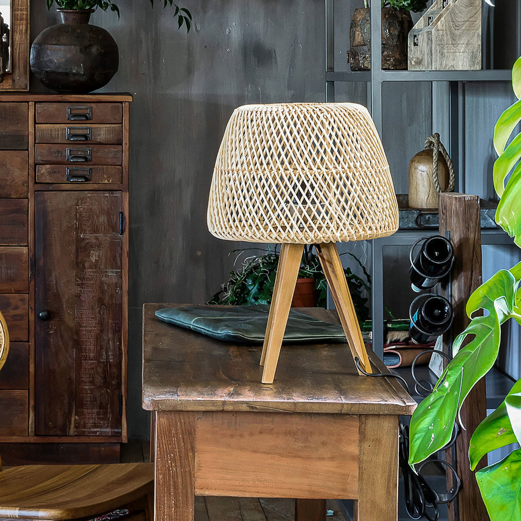Maze rotan tafellamp op houten driepoot 42 cm hoog