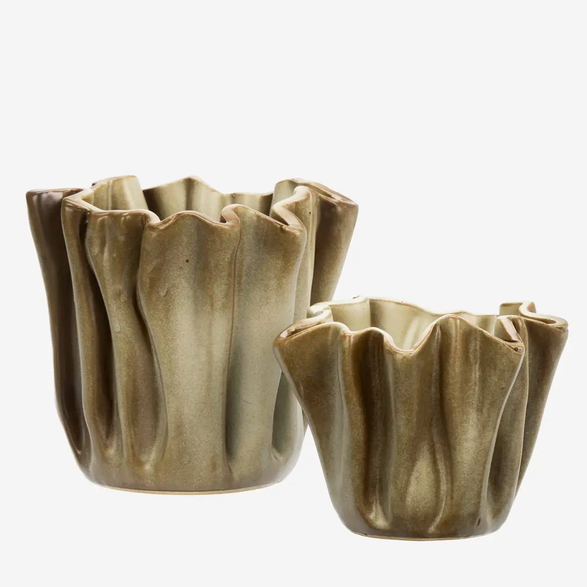 De vloeiende lijnen en zachte rondingen geven het ontwerp een luchtige uitstraling en maken deze bloempot tot een decoratief object
