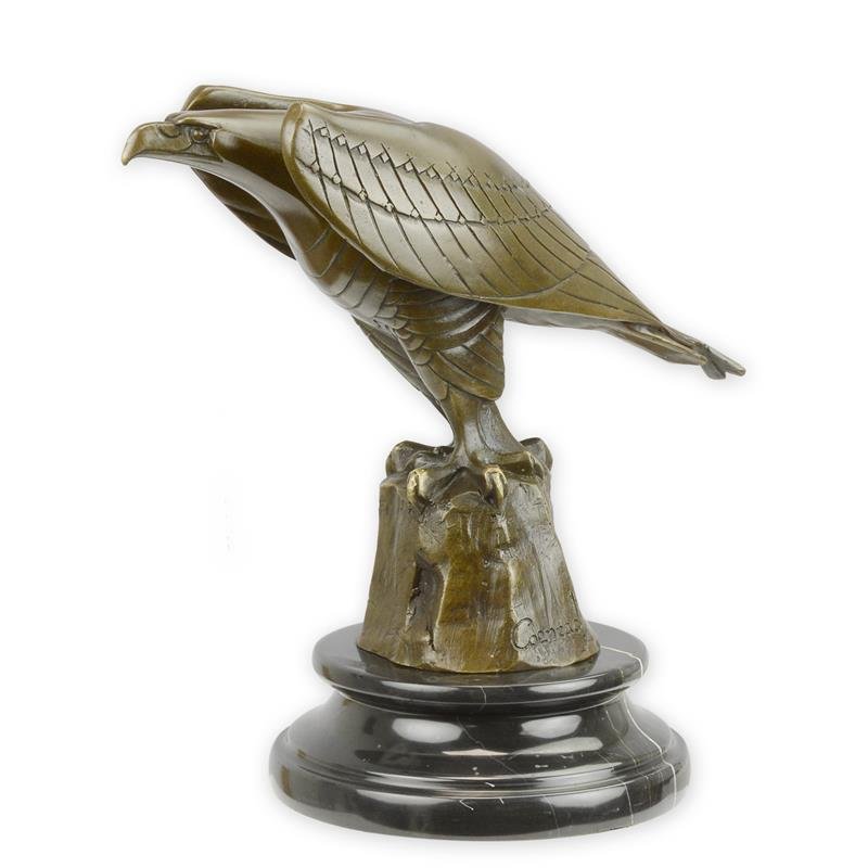 Een bronzen sculptuur van een adelaar op voet ter decoratie voor in huis