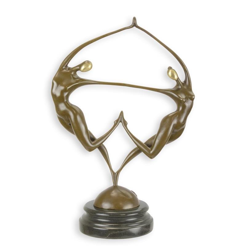 Een bronzen sculptuur van twee dansende vrouwen in harmonie op voet ter decoratie voor in huis. 