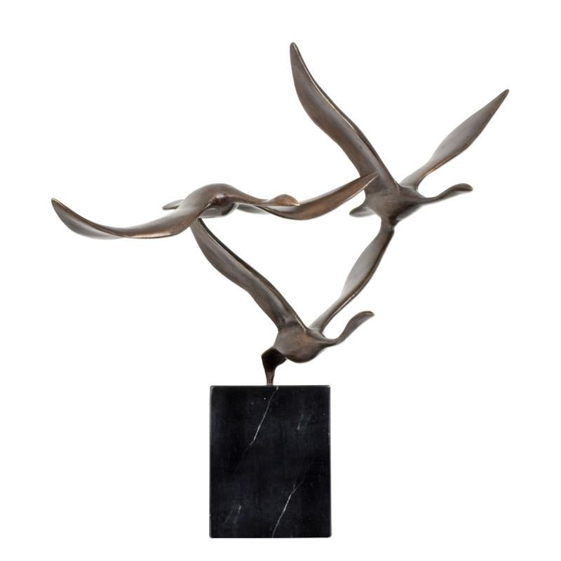 Bronzen sculptuur van Drie Vliegende Ganzen ter decoratie in huis. 