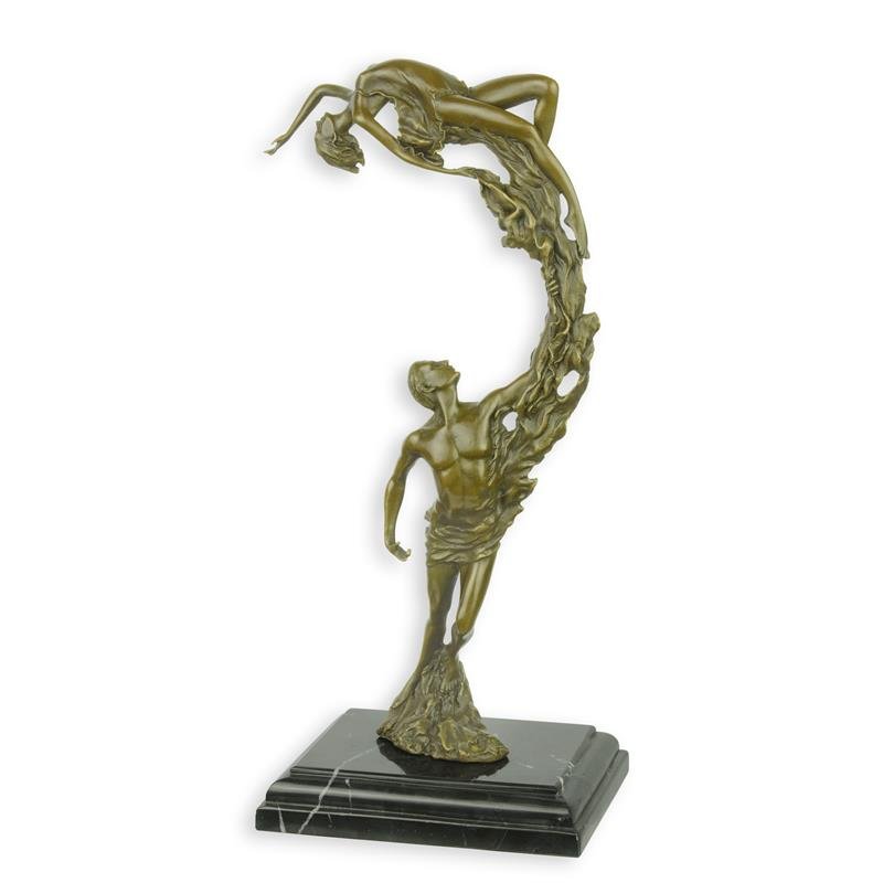 Een Bronzen sculptuur van een man die een vrouw lift in eeuwige verbondenheid op voetstuk ter decoratie voor in huis. 