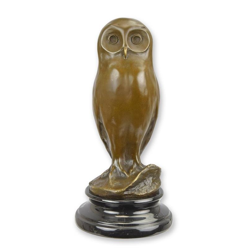 Een Bronzen sculptuur van een Jonge Uil op voet ter decoratie voor in huis. 