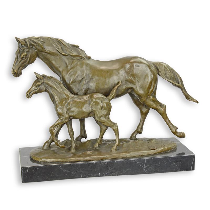 Een Bronzen sculptuur op voet van een lopende merrie met veulen naast haar ter decoratie in huis