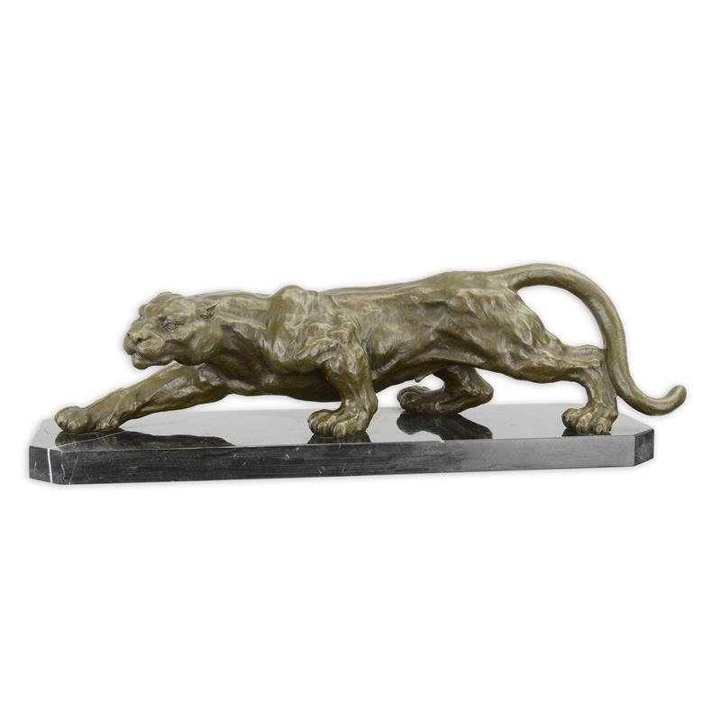 Een bronzen Bronzen sculptuur van een Sluipende Panter op voet ter decoratie voor in huis.