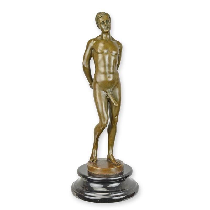 Een Bronzen sculptuur van een mannelijk figuur staand op voet ter decoratie in huis. 