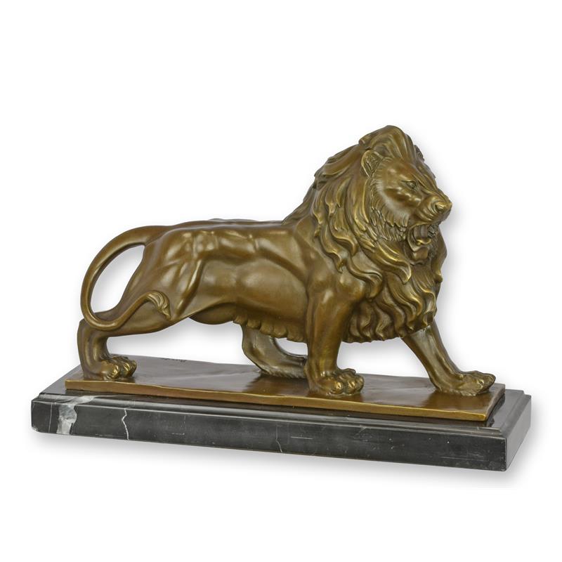 Een bronzen sculptuur van een staande leeuw op voetstuk ter decoratie voor in huis. 