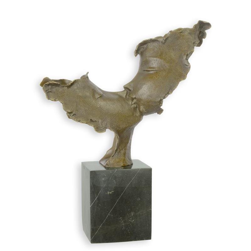 Een bronzen sculptuur waarbij twee gezichten verbonden zijn en een deel van het gezicht te zien is op een voetstuk. Ter decoratie voor in huis.