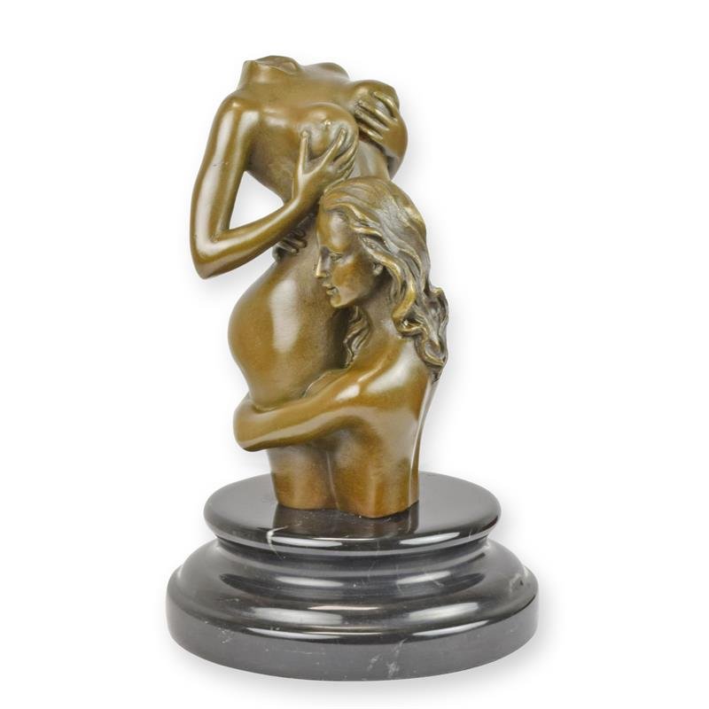Een bronzen sculptuur van twee vrouwen omarmd als verbonden zielen op een voet ter decoratie in huis.