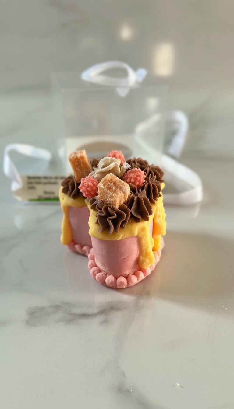 Choko Drip geurkaars van vegan sojawas, verpakt in een feestelijk doosje met strik