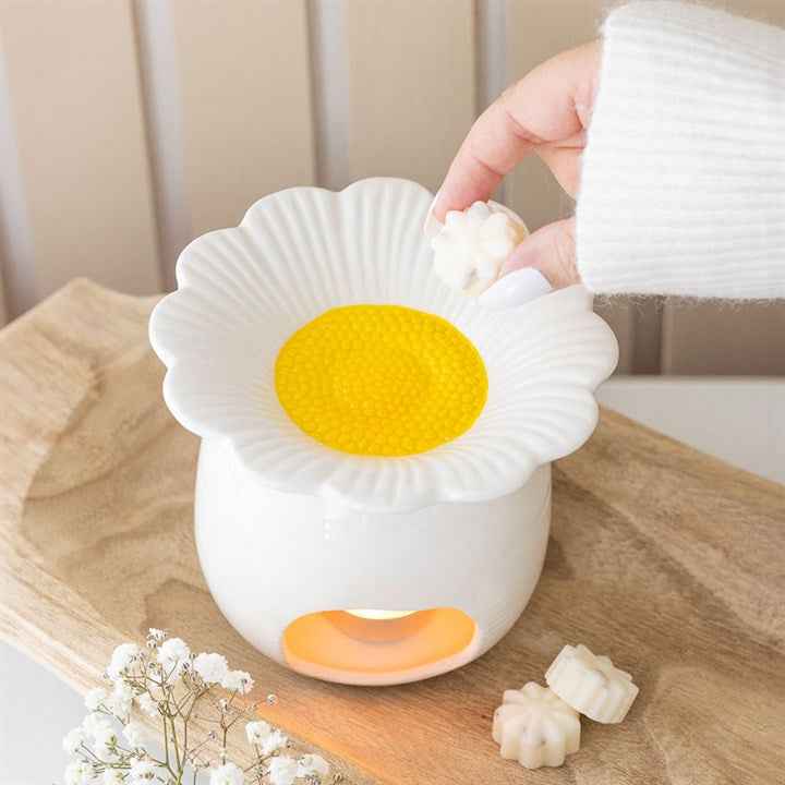 Karamela Kaarsen Daisy Glow aroma brander in margrietvorm van zacht wit keramiek