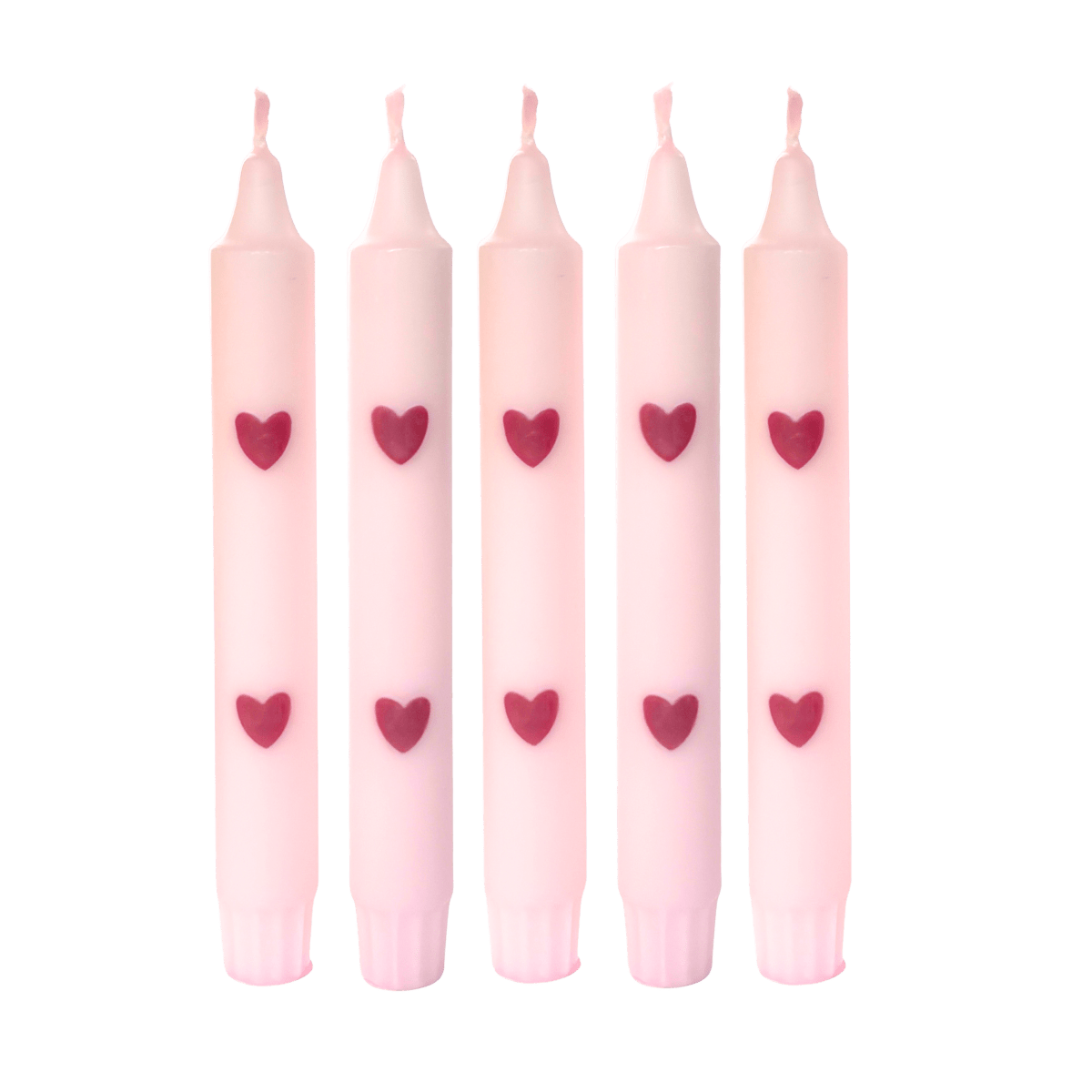 Deze handgemaakte dinerkaars is uitgevoerd in een zachte lichtroze tint en afgewerkt met subtiele 3D wax hartjes aan de voor- en achterkant. 