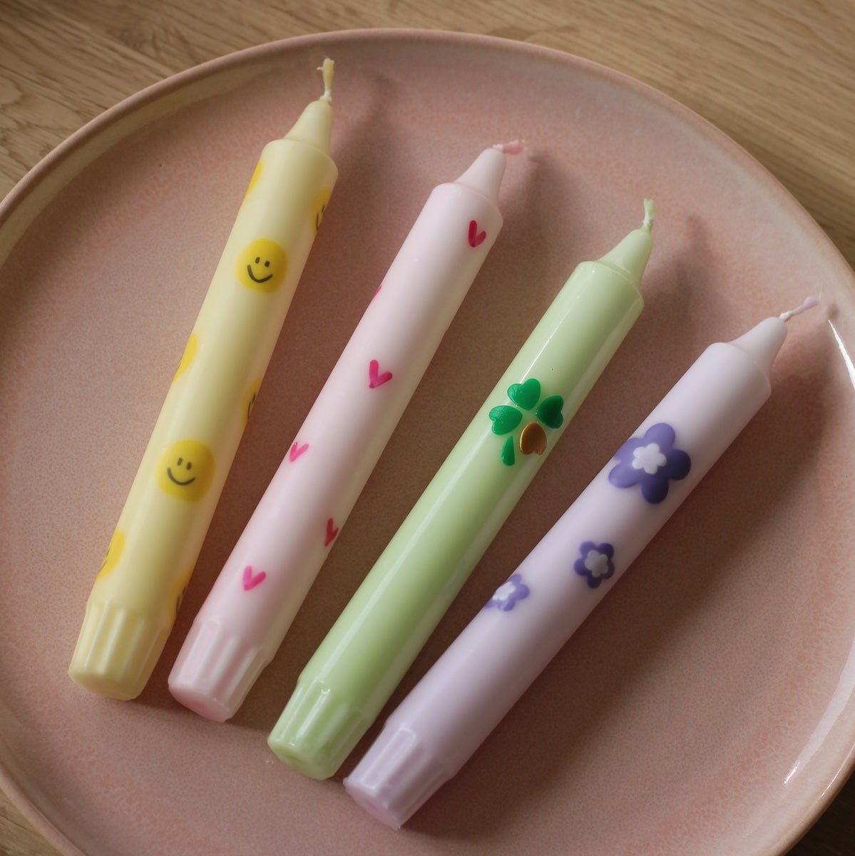 Deze handgemaakte dinerkaars is uitgevoerd in een zachte lichtgroene kleur en afgewerkt met een verfijnd 3D wax klavertjevier. 