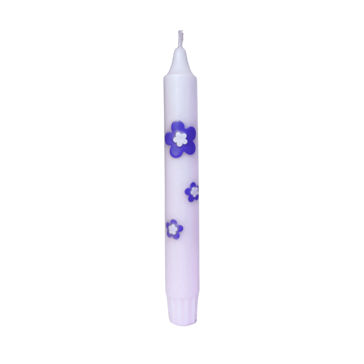  Deze handgemaakte dinerkaars is uitgevoerd in een zachte lila tint en afgewerkt met paarse 3D wax bloemen aan één zijde. 