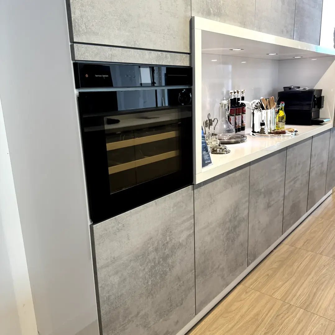 Design wijnkoelkast voor inbouw of onderbouw met wifi, push2open en massief beukenhouten leggers. 