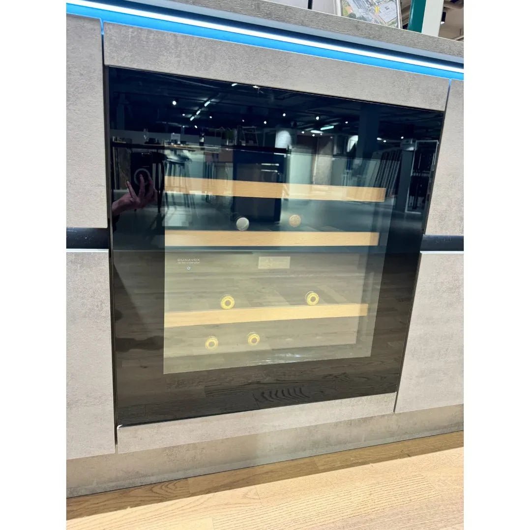 Zwarte wijnklimaatkast met push-to-open technologie en twee koelzones. Met touchscreen en geschikt voor champagneflessen. 