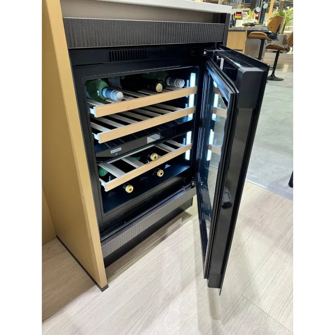 Zwarte wijnklimaatkast met push-to-open technologie en twee koelzones. Met touchscreen en geschikt voor champagneflessen. 