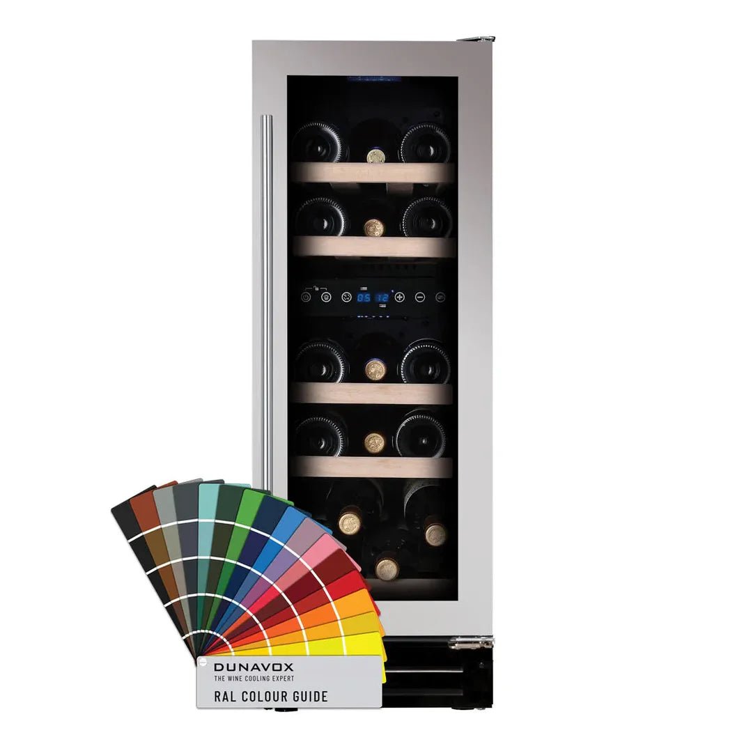 Een wijnklimaatkast met 2 zones in de kleuren zwart, mat zwart en zilver van dunavox. Geschikt voor 17 flessen, inbouw en onderbouw. 