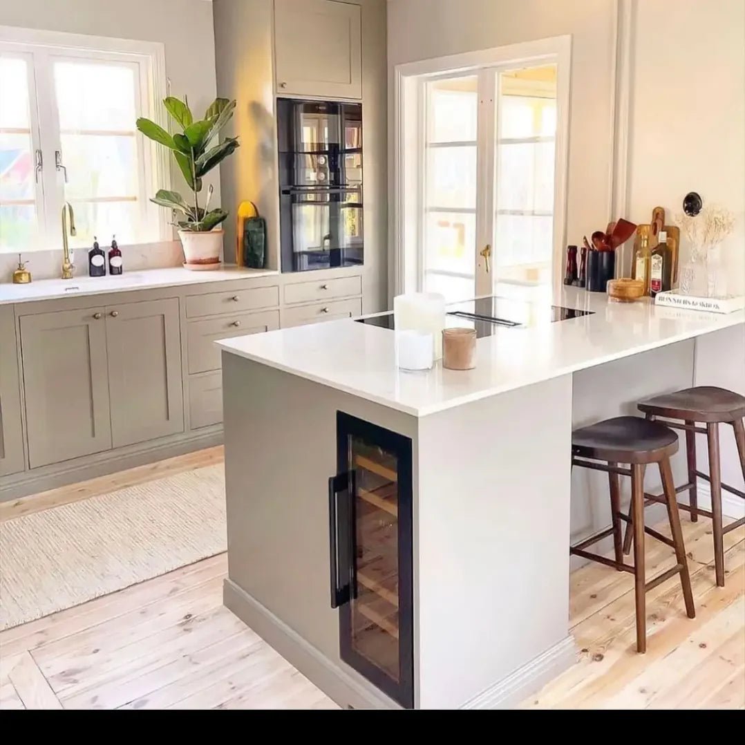 wijnkoelkast in zwart, matzwart, rvs/zilver of eigen gekozen RAL kleur. Combineert elegantie met functionaliteit. Geschikt voor 32 flessen en wordt verlicht met multi-LED verlichting.