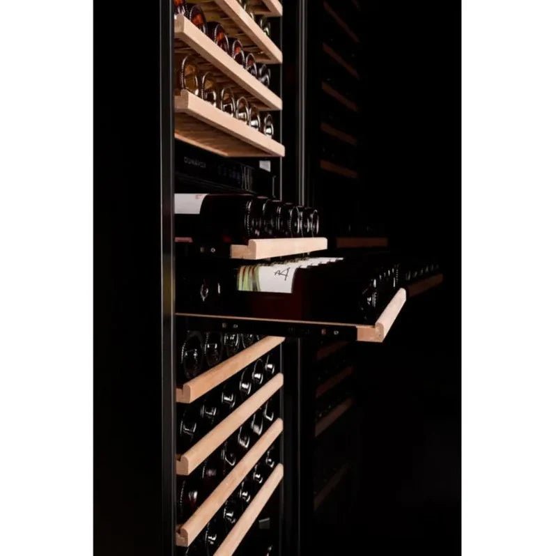 Wijnklimaatkast met royale opslagcapaciteit met een strak design en geavanceerde koeltechniek. Beuken houten leggers en Multi led zijverlichting. 