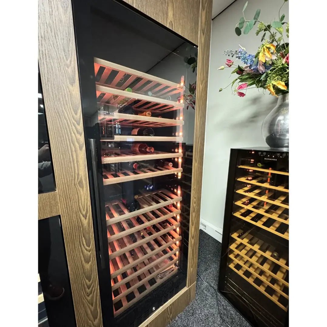 Wijnklimaatkast met royale opslagcapaciteit met een strak design en geavanceerde koeltechniek. Beuken houten leggers en Multi led zijverlichting. 