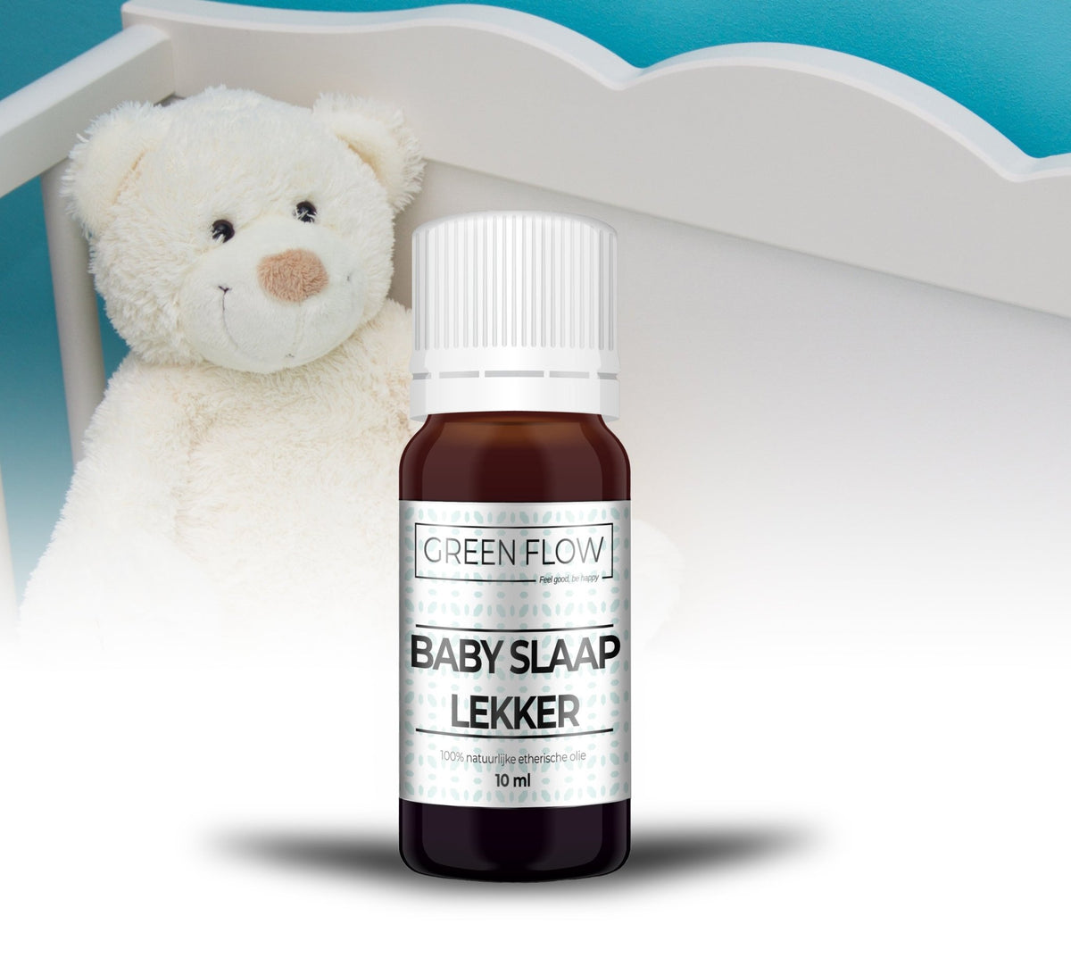 Bruin glazen flesje etherische olie van 10 ml naast een witte knuffelbeer bij een ledikant.