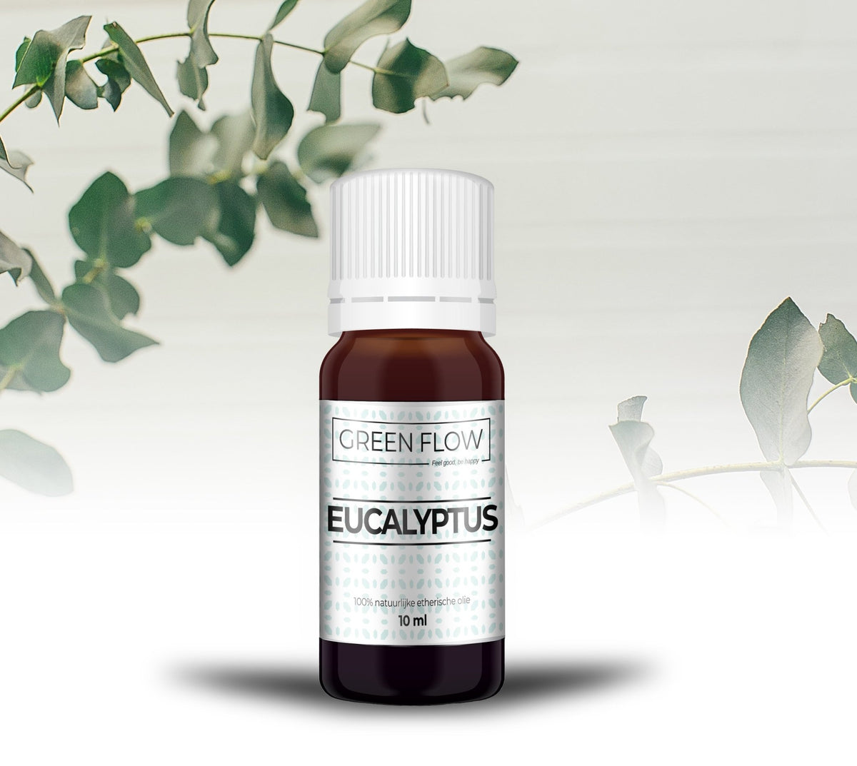 Bruin glazen flesje etherische olie van 10 ml tussen grijsgroene eucalyptustakken.