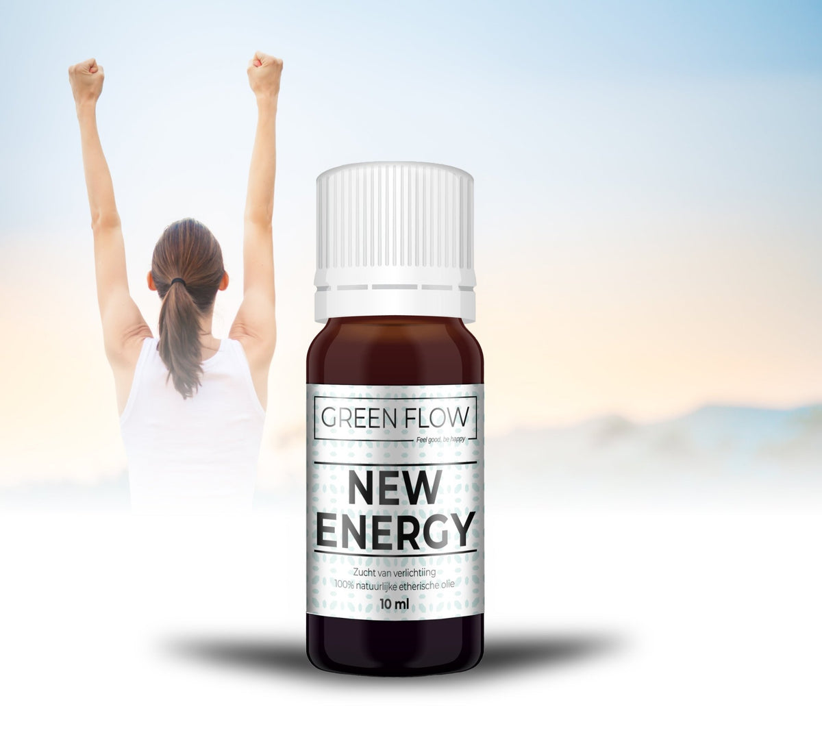 Bruin glazen flesje etherische olie van 10 ml voor een vrouw die haar armen heft bij zonsopgang.