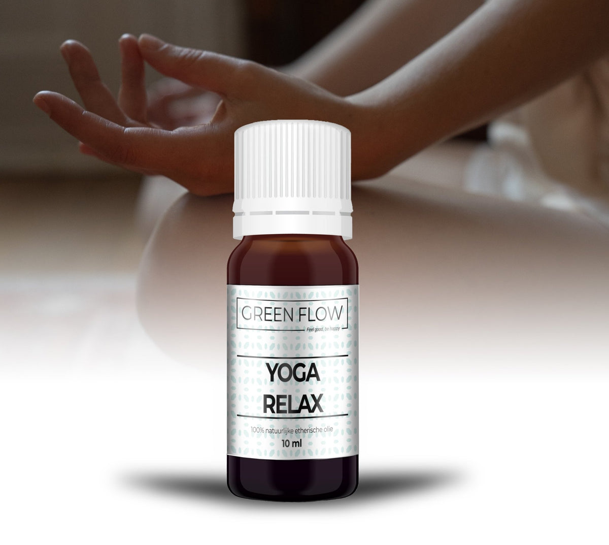 Bruin glazen flesje etherische olie van 10 ml voor gevouwen handen in een rustige yogahouding.