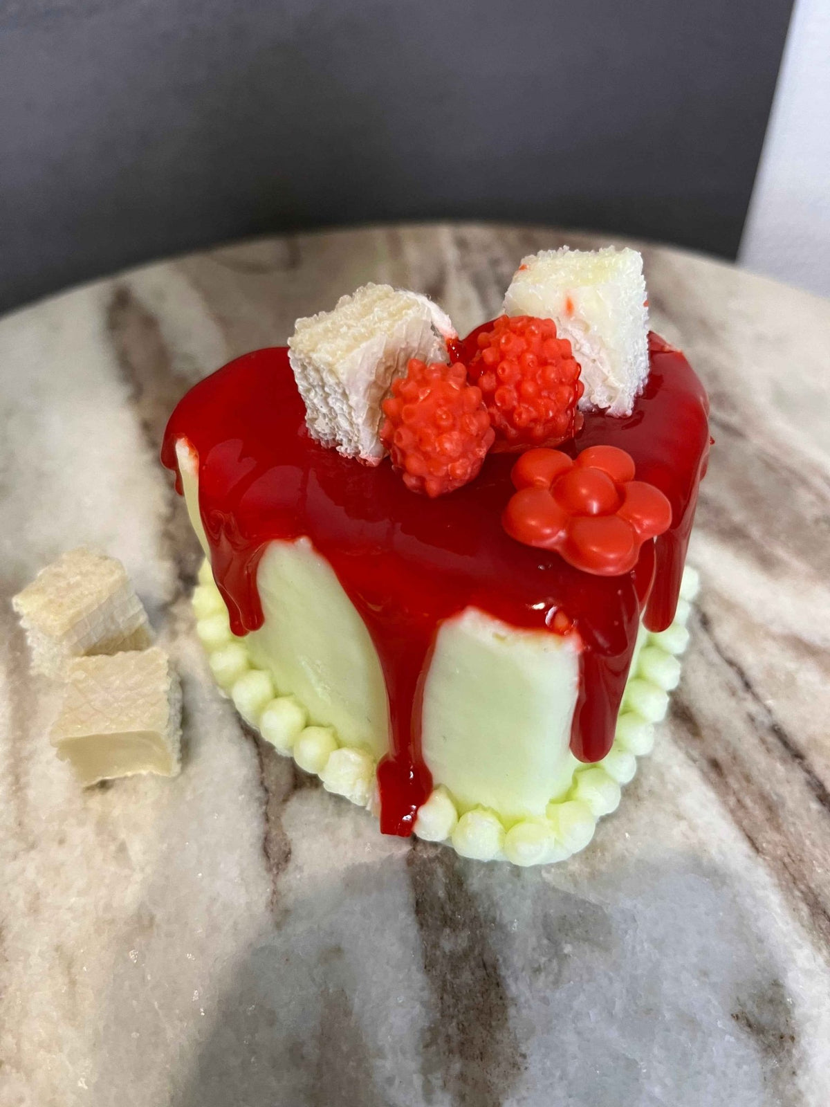 Framboos Fontein kaars met decoratieve rode glazuurstralen, mini-wafeltjes en frambozen