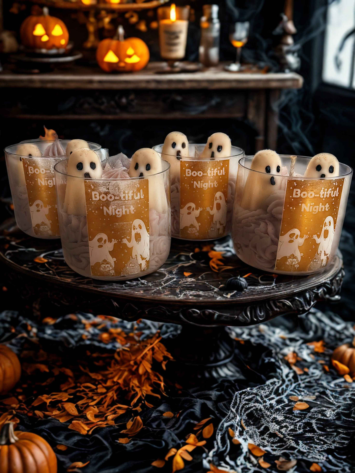 Geurkaarsen met spookjes van was op een etagère tussen uitgeholde pompoenen en kaarsen