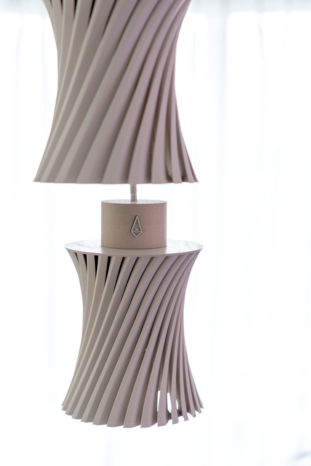 Twee uitgeschakelde zandbeige geribbelde lampenkappen met houten fitting voor een licht raam.