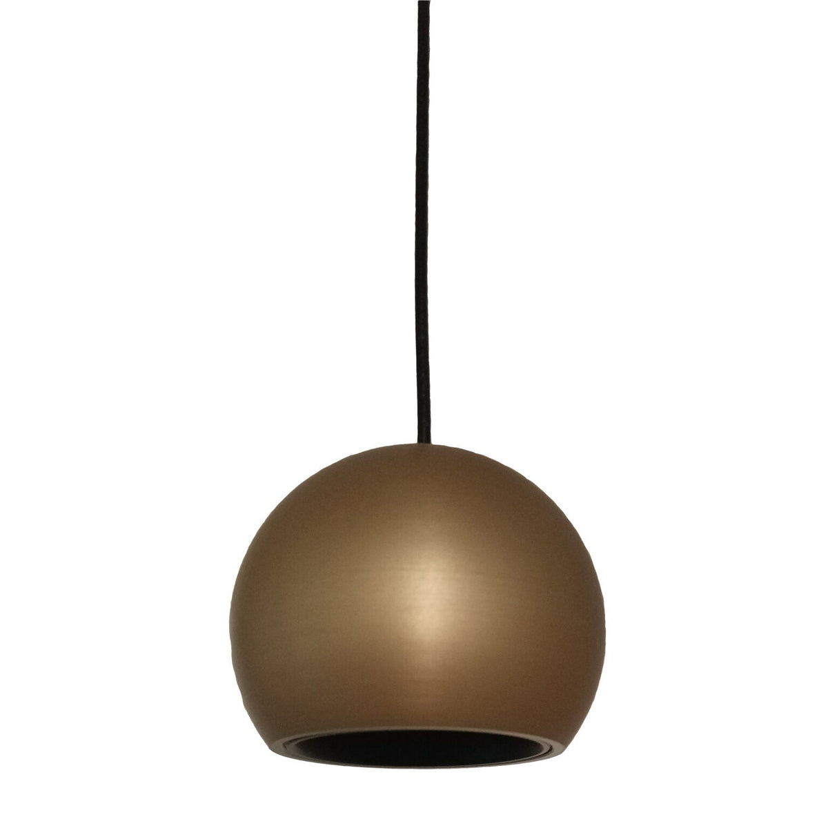 Bronskleurige bolvormige hanglamp met een open onderkant, aan een zwart snoer.