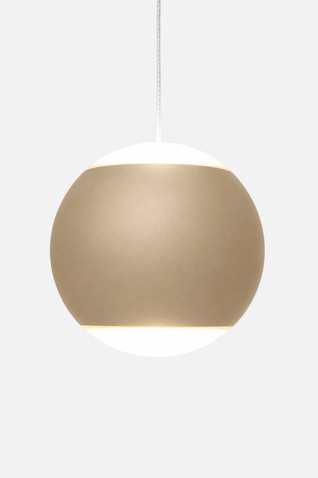 Champagnekleurige ronde hanglamp die licht naar boven en naar beneden geeft.