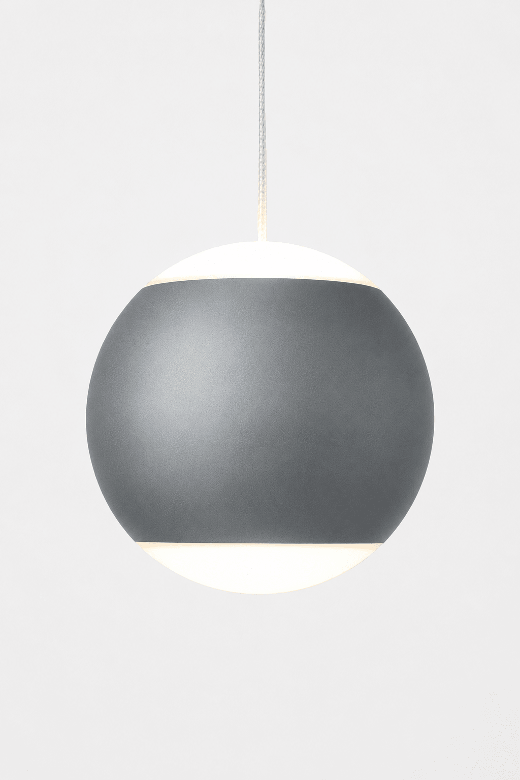 Titaankleurige ronde hanglamp van mat metaal.