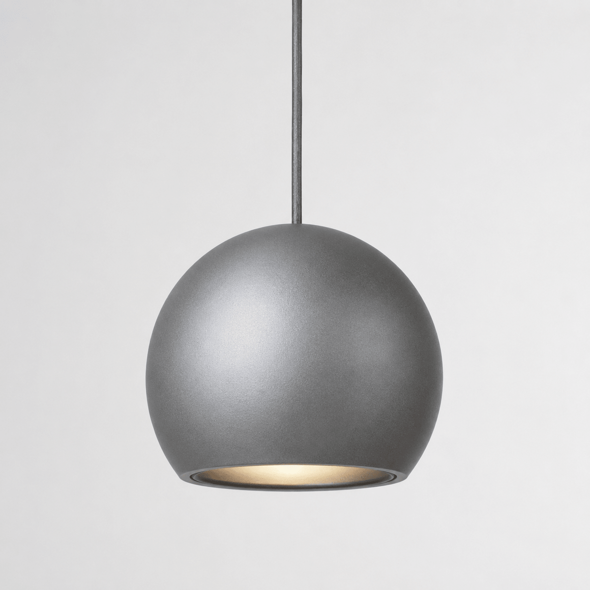 Titaankleurige bolvormige hanglamp van mat metaal.