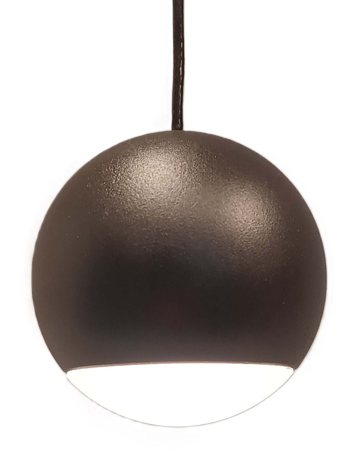 Zwarte bolvormige hanglamp met verlichte open onderkant.
