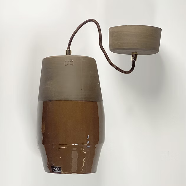 Keramieken hanglamp met chocoladebruin glazuur naast de bijbehorende plafondkap.