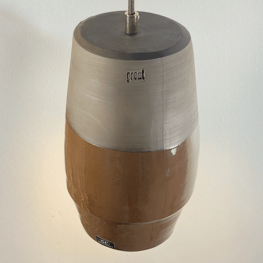 Ovale keramieken hanglamp met grijze bovenkant en chocoladebruin glazuur.