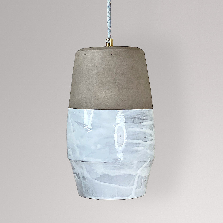 Ovale keramieken hanglamp met grijze bovenkant en wit gemarmerd glazuur.