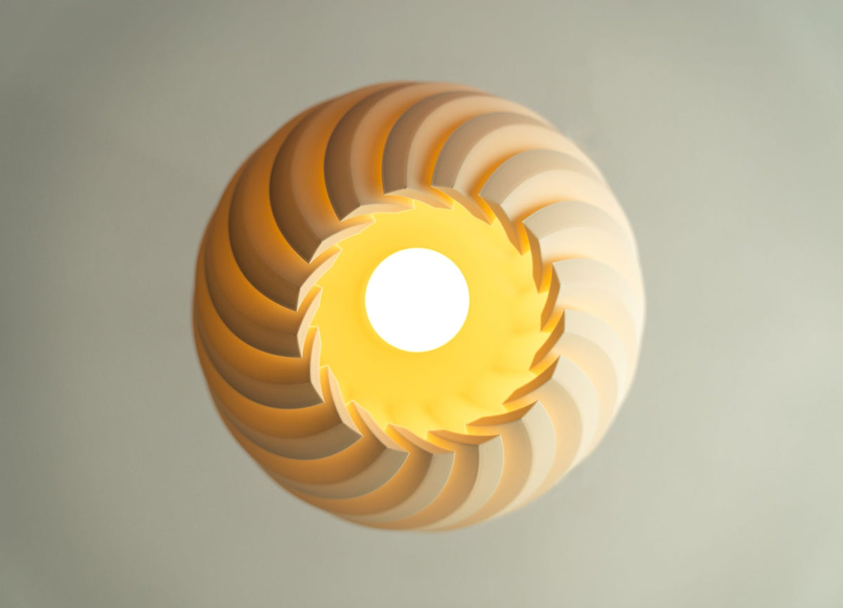 Bolvormige lampenkap van onderaf met een brandende ledlamp in de ronde opening.