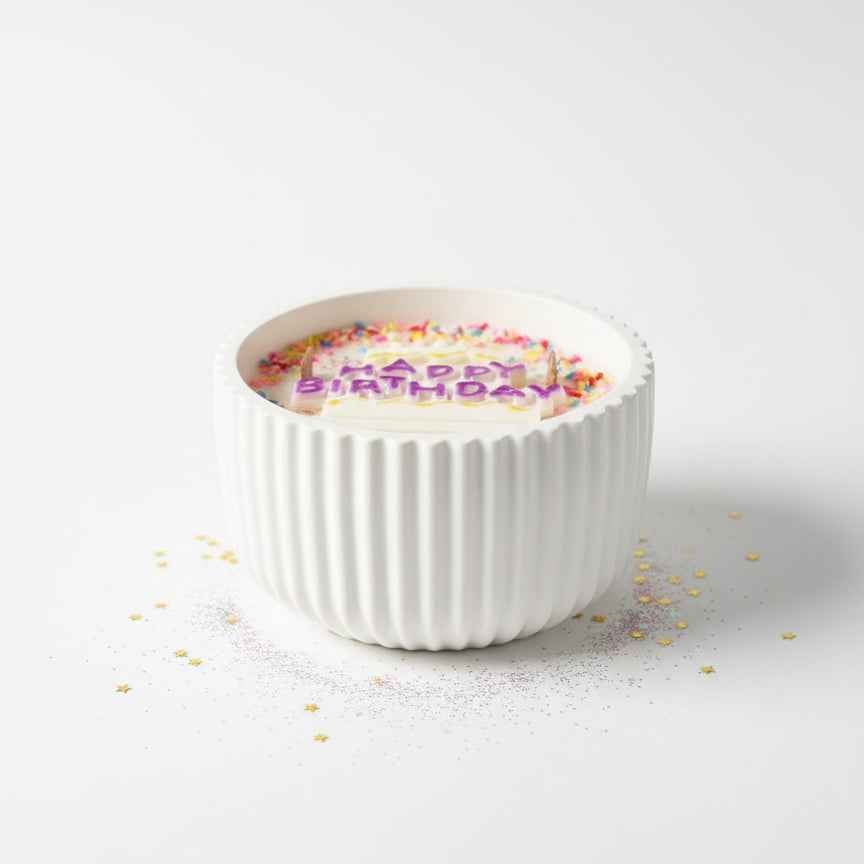Happy birthday geurkaars van 300 gram sojawas in luxe designpot met houten lont